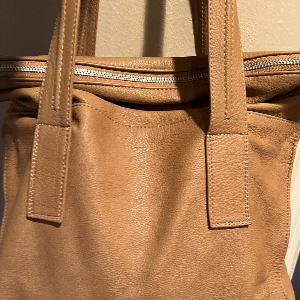 NWOT SADDLE GENUINE LEATHER HANDBAG.